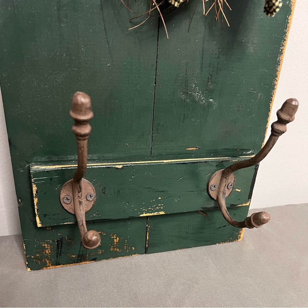 VTG Handmade Wood Dark Green Shutter Cottagecore Style Wall Decor W/ Wreath 24” - Picture 3 of 9
